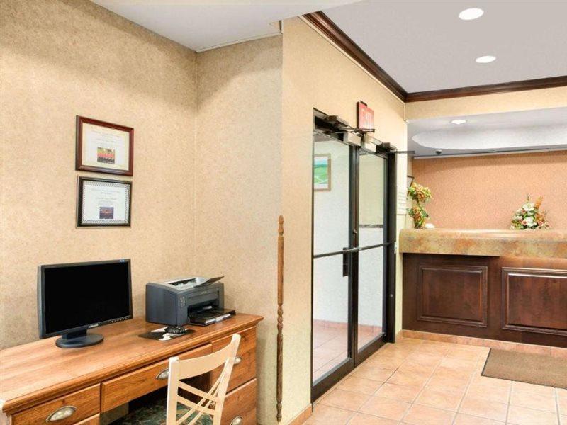 Super 8 By Wyndham Grayville Εξωτερικό φωτογραφία