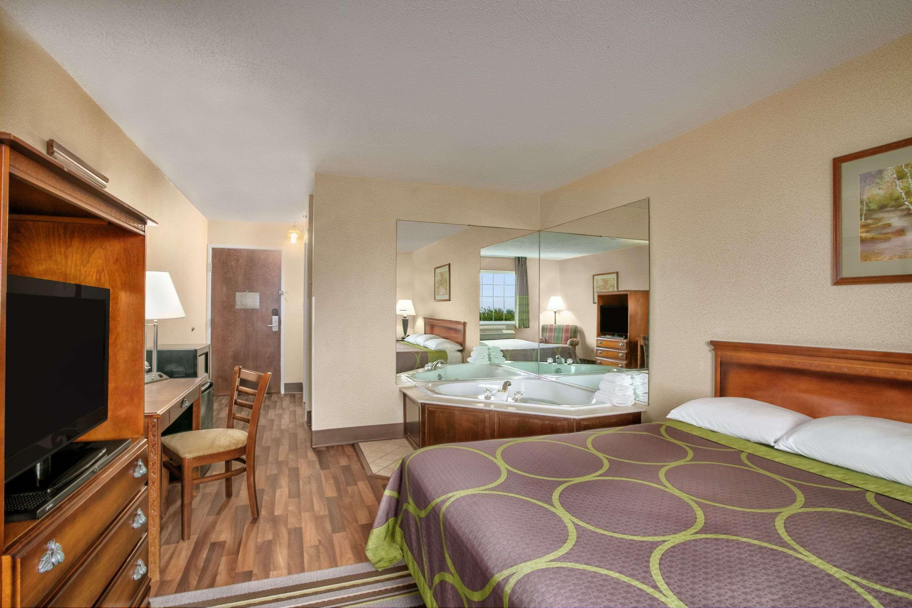 Super 8 By Wyndham Grayville Εξωτερικό φωτογραφία