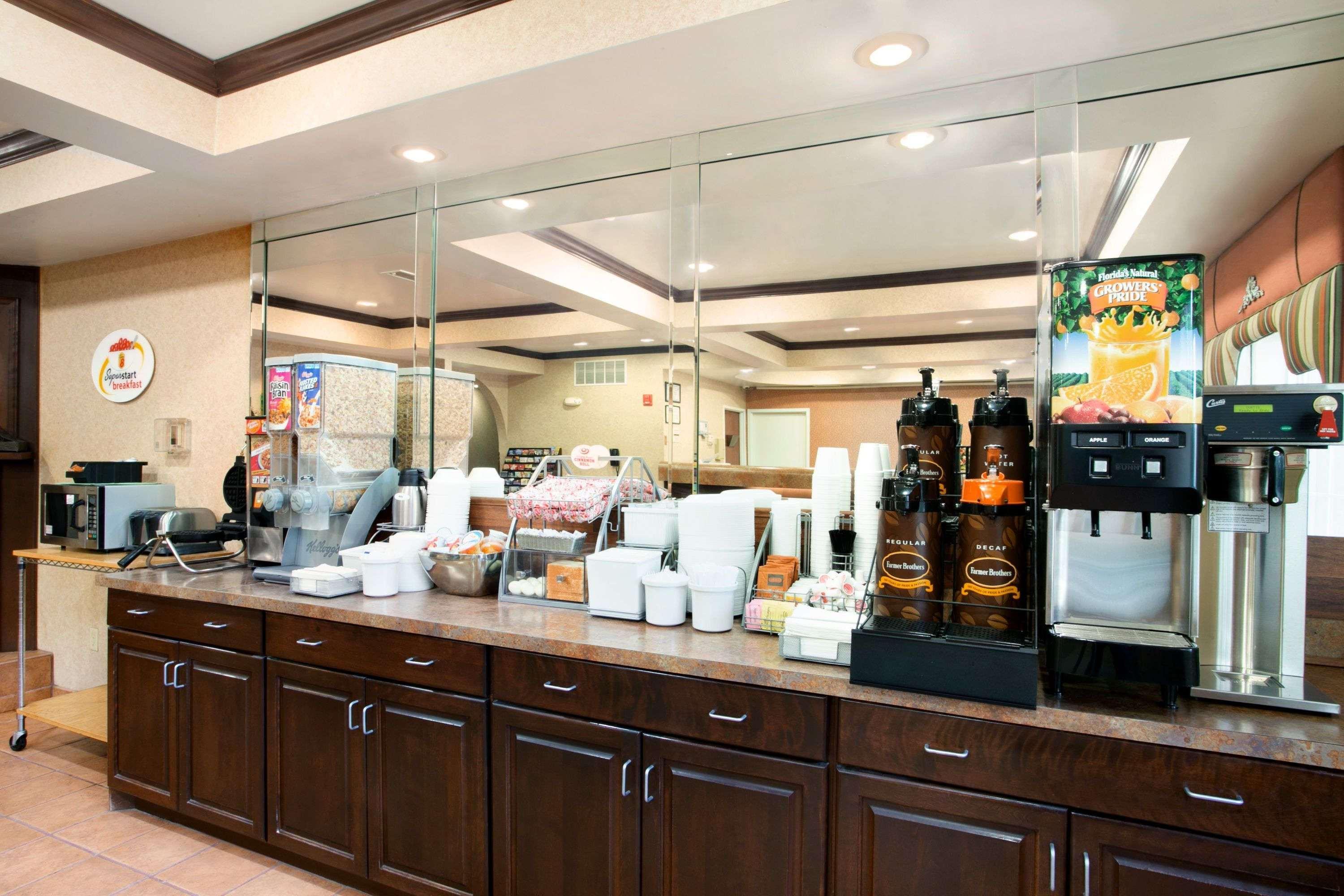 Super 8 By Wyndham Grayville Εξωτερικό φωτογραφία